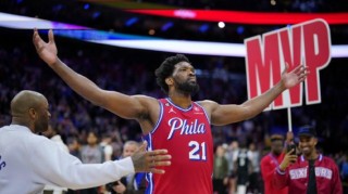  恩比德统治攻防两端76人轻取魔术