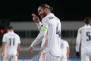  费德勒出席元老赛开幕式，传奇归来引全场起立致敬  