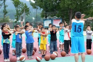  篮球公益行动开展，山区孩子收获梦想球鞋