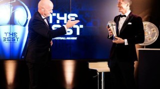  莱巴金娜身高优势尽显统治网前较量