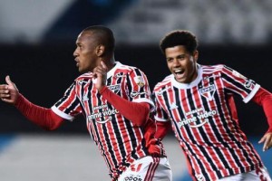  南美解放者杯八强战激烈胶着