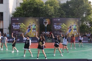  校园篮球联赛开战，清华附中首战告捷