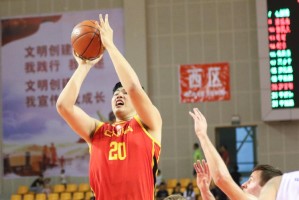  篮坛新星闪耀赛场展非凡实力