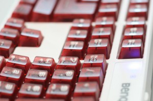  电竞选手指尖飞舞，键盘敲出冠军之路