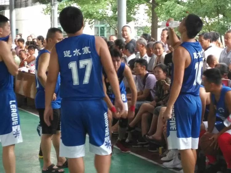  篮球装备市场火爆，球迷消费热情高涨