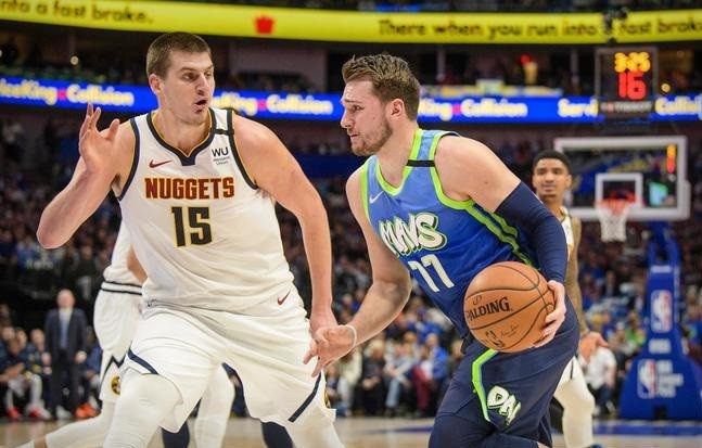  约基奇三双助掘金主场力克爵士