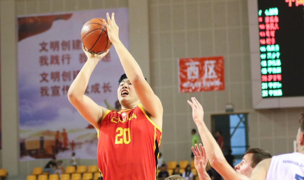  篮坛新星闪耀赛场展非凡实力