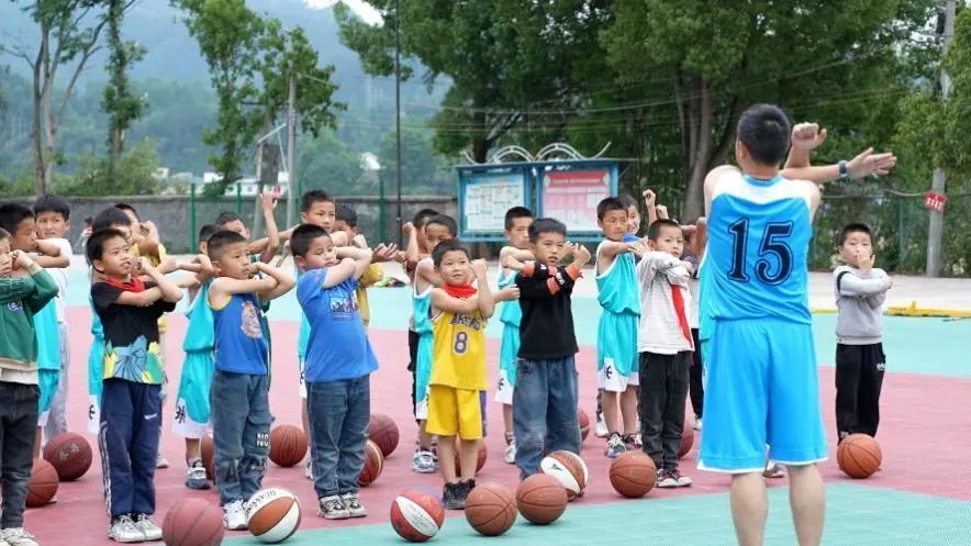  篮球公益行动开展，山区孩子收获梦想球鞋