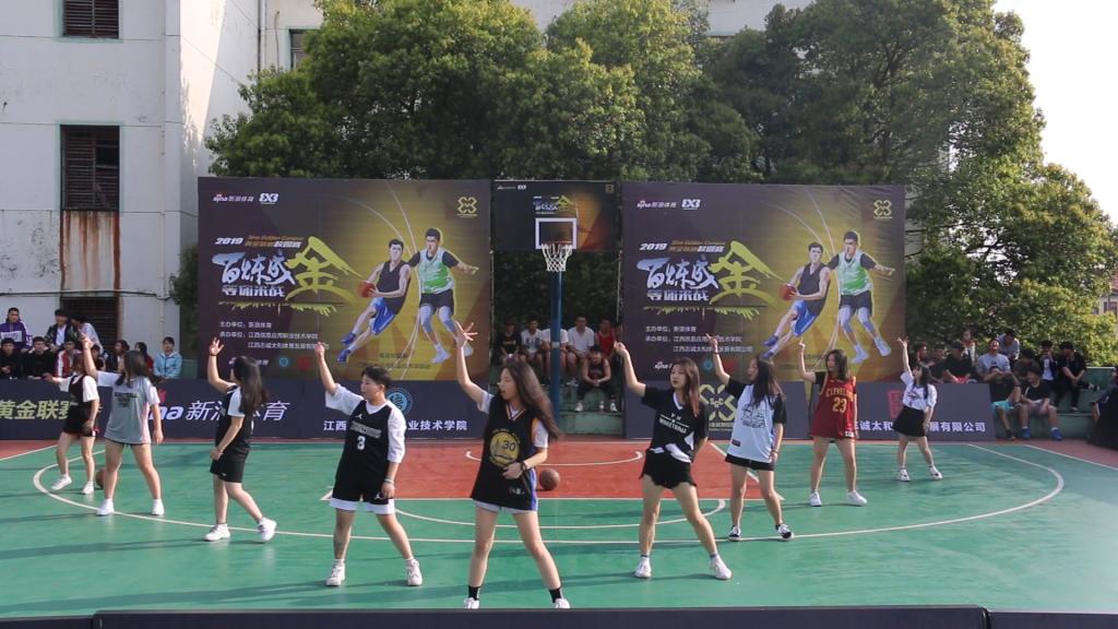  校园篮球联赛开战，清华附中首战告捷