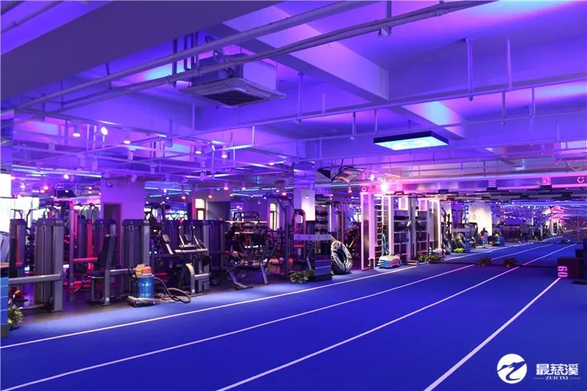  夜间灯光球场投入使用，上班族下班后挥拍健身