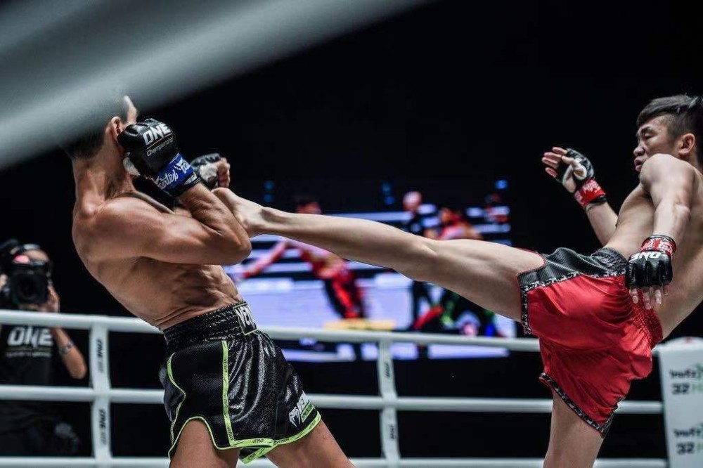  网坛情侣档同场竞技，爱情与事业双丰收