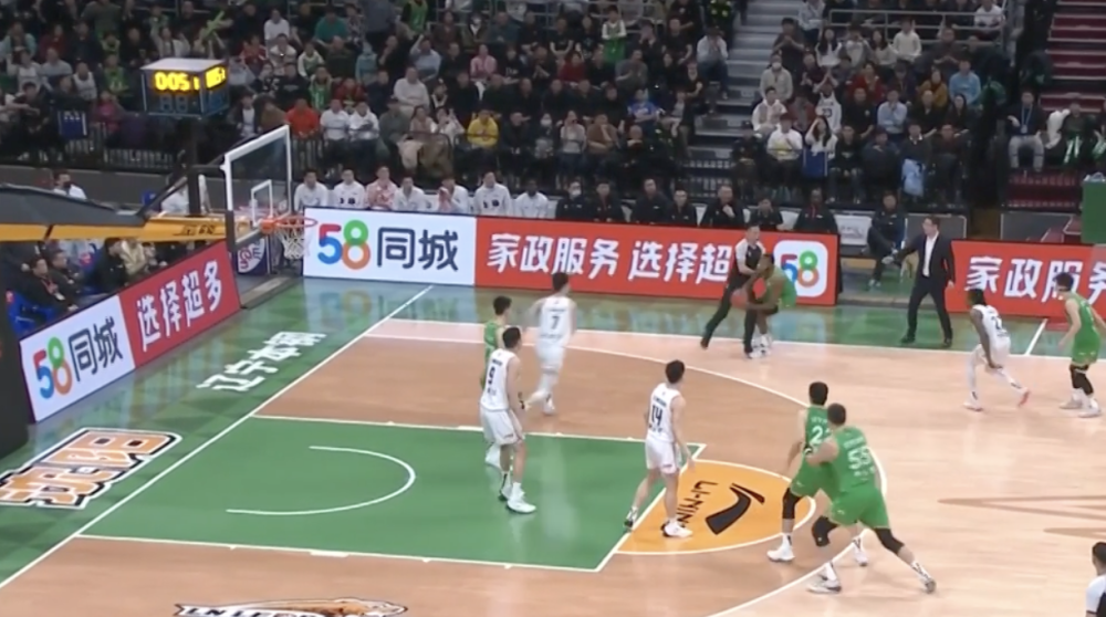  主场哨声引发争议，裁判判罚成赛后焦点