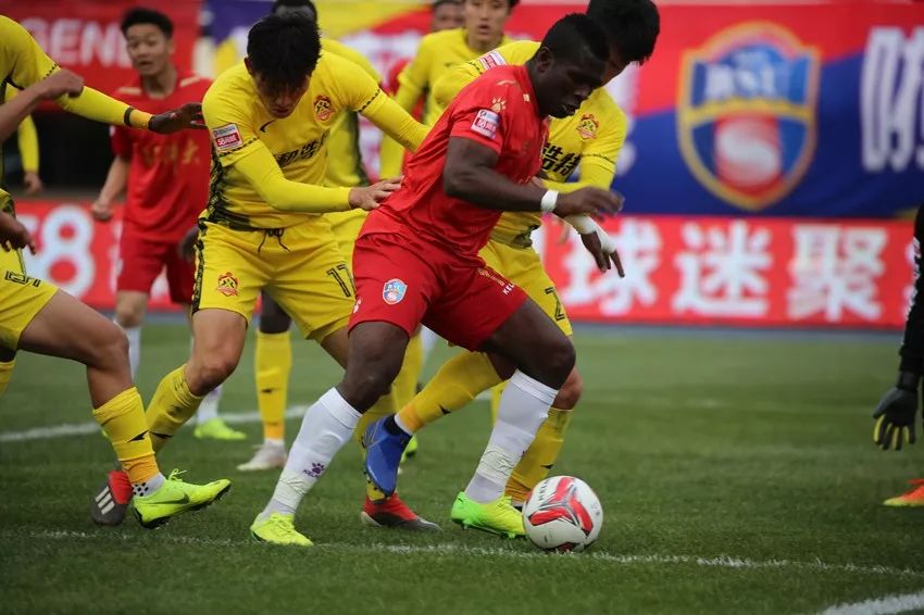  球迷助威声震天，主场氛围助力球队