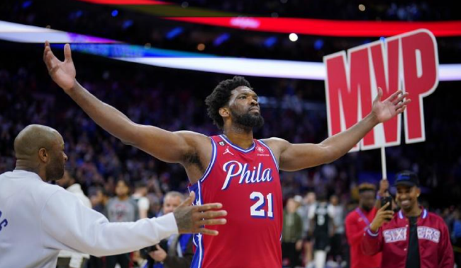  恩比德统治攻防两端76人轻取魔术